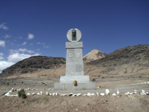 Fot. E. Dzikowska, Pomnik Ernesta Malinowskiego na przełęczy Ticlio w Peru 4818 m n.p.m. 